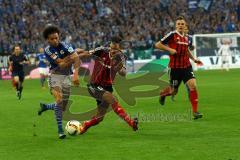 1. Bundesliga - Fußball - FC Schalke 04 - FC Ingolstadt 04 - Benjamin Hübner (5, FCI) verteidigt gegen Leroy Sané (19, Schalke). Max Christiansen (19, FCI) kommt zur Unterstützung. Foto: Adalbert Michalik