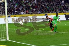 1. Bundesliga - Fußball - Borussia Mönchengladbach - FC Ingolstadt 04 - Marvin Matip (34, FCI) versucht Yann Sommer (1, Mönchengladbach) zu überköpfen. Foto: Adalbert Michalik