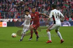 1. Bundesliga - Fußball - FCBayern - FC Ingolstadt 04 - Zweikampf Almog Cohen (36, FCI) und Arturo Vidal (23 Bayern)