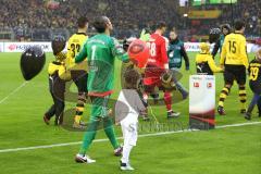 1. Bundesliga - Fußball - Borussia Dortmund - FC Ingolstadt 04 - Torwart Ramazan Özcan (1, FCI) beim Einlauf