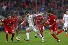 1. Bundesliga - Fußball - FCBayern - FC Ingolstadt 04 - mitte Mathew Leckie (7, FCI) links Joshua Kimmich (32 Bayern) und rechts Javi Martinez (8 Bayern)