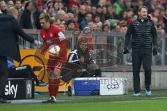 1. Bundesliga - Fußball - FCBayern - FC Ingolstadt 04 - rechts Cheftrainer Ralph Hasenhüttl (FCI) und linkks gibt Cheftrainer Josep Pep Guardiola (Bayern)Philipp Lahm (21 Bayern) einen Zettel