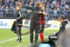 1. BL - Saison 2015/2016 - Schalke 04 - FC Ingolstadt 04 -  Ralph Hasenhüttl (Trainer FC Ingolstadt 04) gibt Lukas Hinterseer (#16 FC Ingolstadt 04) Anweisungen - Foto: Jürgen Meyer