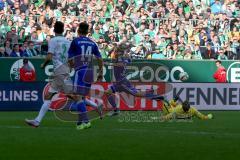 1. BL - Saison 2015/2016 - Werder Bremen - FC Ingolstadt 04 - Moritz Hartmann (#9 FC Ingolstadt 04) - Felix Wiedwald (Bremen) - Foto: Jürgen Meyer