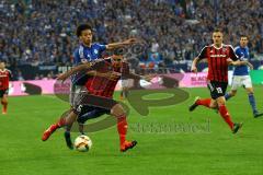 1. Bundesliga - Fußball - FC Schalke 04 - FC Ingolstadt 04 - Benjamin Hübner (5, FCI) verteidigt gegen Leroy Sané (19, Schalke). Max Christiansen (19, FCI) kommt zur Unterstützung. Foto: Adalbert Michalik