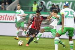 1. Bundesliga - Fußball - VfL Wolfsburg - FC Ingolstadt 04 -  Darío Lezcano (37, FCI)  zieht ab Sebastian Jung (Wolfsburg 24) stört