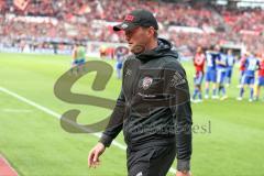 1. Bundesliga - Fußball - Bayer 04 Leverkusen - FC Ingolstadt 04 - Spiel ist aus Niederlage Ingolstadt 3:2, Cheftrainer Ralph Hasenhüttl (FCI) geht zu den Fans und bedankt sich