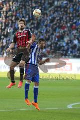 1. Bundesliga - Fußball - Hertha BSC  Berlin - FC Ingolstadt 04 - Kopfball Duell Romain Brégerie (18, FCI) und Tolga Cigerci (Hertha 17)