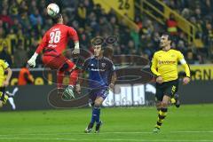 1. Bundesliga - Fußball - Borussia Dortmund - FC Ingolstadt 04 - Darío Lezcano (37, FCI) Mats Hummels (BVB 15) Sturm auf das Tor, Torwart Roman Bürki (BVB 38) fängt den Ball nicht