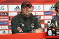 1. Bundesliga - Fußball - Bayer 04 Leverkusen - FC Ingolstadt 04 - Pressekonferenz, die letzte für links Cheftrainer Ralph Hasenhüttl (FCI) für Ingolstadt, rechts Cheftrainer Roger Schmidt (Leverkusen)