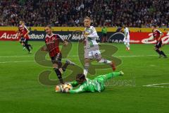 1. Bundesliga - Fußball - Borussia Mönchengladbach - FC Ingolstadt 04 - Yann Sommer (1, Mönchengladbach) fischt Moritz Hartmann (9, FCI)  den Ball vom Fuß. Foto: Adalbert Michalik