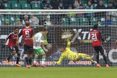1. Bundesliga - Fußball - VfL Wolfsburg - FC Ingolstadt 04 -  Tor zum 2:0 Torwart Ramazan Özcan (1, FCI) Torschütze Robin Knoche (Wolfsburg 31)