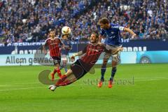 1. Bundesliga - Fußball - FC Schalke 04 - FC Ingolstadt 04 - Moritz Hartmann (9, FCI) beim Flugkopfball gegen Benedikt Höwedes (4, Schalke). Pascal Groß (10, FCI) schaut im Hintergrund zu. Foto: Adalbert Michalik