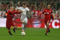 1. Bundesliga - Fußball - FCBayern - FC Ingolstadt 04 - Sebastian Rode (20 Bayern) gegen Maurice Multhaup (31, FCI) rechts Philipp Lahm (21 Bayern)