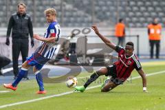 1. Bundesliga - Fußball - Hertha BSC  Berlin - FC Ingolstadt 04 - rechts Roger de Oliveira Bernardo (8, FCI) rettet den Ball vor Per Skjelbred (Hertha 3)