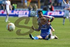 1. Bundesliga - Fußball - SV Darmstadt 98 - FC Ingolstadt 04 - Darío Lezcano (37, FCI) hält Florian Jungwirth vorne