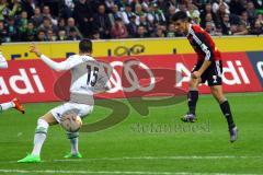 1. Bundesliga - Fußball - Borussia Mönchengladbach - FC Ingolstadt 04 - Alfredo Morales (6, FCI) schießt an Alvaro Dominguez (15, Mönchengladbach) vorbei. Foto: Adalbert Michalik