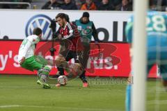 1. Bundesliga - Fußball - VfL Wolfsburg - FC Ingolstadt 04 -  Mathew Leckie (7, FCI) gegen Sebastian Jung (Wolfsburg 24)
