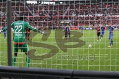 1. Bundesliga - Fußball - Bayer 04 Leverkusen - FC Ingolstadt 04 - Elfmeter, Tor Moritz Hartmann (9, FCI) gegen Torwart Yelldell, David (Leverkusen 22)