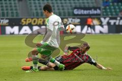 1. Bundesliga - Fußball - VfL Wolfsburg - FC Ingolstadt 04 -  Moritz Hartmann (9, FCI) und Marcel Schäfer (Wolfsburg 4)