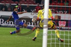 1. Bundesliga - Fußball - VfB Stuttgart - FC Ingolstadt 04 - Marvin Matip (34, FCI) Schuß auf das Tor von Torwart Przemyslaw Tyton (22 Stuttgart)