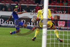 1. Bundesliga - Fußball - VfB Stuttgart - FC Ingolstadt 04 - Marvin Matip (34, FCI) Schuß auf das Tor von Torwart Przemyslaw Tyton (22 Stuttgart)