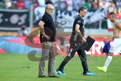 1. Bundesliga - Fußball - FC Augsburg - FC Ingolstadt 04 - Vorsitzender des Vorstandes Peter Jackwerth (FCI) und Co-Trainer Michael Henke (FCI) nach dem Spiel, Sieg