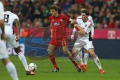1. Bundesliga - Fußball - FCBayern - FC Ingolstadt 04 - Zweikampf, Thomas Müller (25 Bayern) wird von #fc10 gehalten