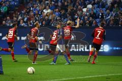 1. Bundesliga - Fußball - FC Schalke 04 - FC Ingolstadt 04 - Tobias Levels (28, FCI) trifft zum 0:1 und jubelt mit Elias Kachunga (25, FCI), Mathew Leckie (7, FCI), Moritz Hartmann (9, FCI) und Markus Suttner (29, FCI). Junior Caicara (3, Schalke) lässt i