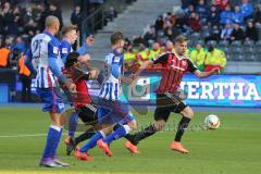 1. Bundesliga - Fußball - Hertha BSC  Berlin - FC Ingolstadt 04 - gefährlich vor dem Tor rechts Lukas Hinterseer (16, FCI) mitte Almog Cohen (36, FCI)