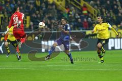 1. Bundesliga - Fußball - Borussia Dortmund - FC Ingolstadt 04 - Torwart Roman Bürki (BVB 38) Cance für mutte Darío Lezcano (37, FCI) rechts  kommt Mats Hummels (BVB 15)