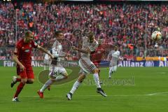 1. Bundesliga - Fußball - FCBayern - FC Ingolstadt 04 - Lukas Hinterseer (16, FCI) zieht ab auf das Tor, links Holger Badstuber (28 Bayern) und Stefan Lex (14, FCI)