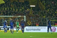 1. Bundesliga - Fußball - Borussia Dortmund - FC Ingolstadt 04 - Pierre-Emerick Aubameyang (BVB 17) mit dem 2:0, Torwart Ramazan Özcan (1, FCI) keine Chance Tor, hängende Köpfe beim FCI