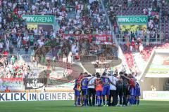 1. Bundesliga - Fußball - FC Augsburg - FC Ingolstadt 04 - Sieg Jubel nach dem Spiel Teambesprechung Spielfeld