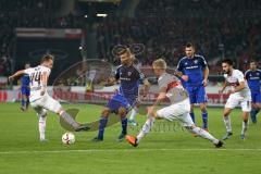 1. Bundesliga - Fußball - VfB Stuttgart - FC Ingolstadt 04 - mitte Lukas Hinterseer (16, FCI) links Alexandru Maxim (44 Stuttgart) und rechts Timo Baumgartl (5 Stuttgart)