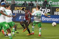 1. Bundesliga - Fußball - VfL Wolfsburg - FC Ingolstadt 04 -  Marvin Matip (34, FCI) verfehlt das Tor, schaut dem Ball nach