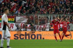 1. Bundesliga - Fußball - FCBayern - FC Ingolstadt 04 - Tor für Bayern 1:0 durch Robert Lewandowski (9 Bayern) Rafinha (13 Bayern) jubelt mit Thiago (6 Bayern)
