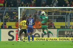 1. Bundesliga - Fußball - Borussia Dortmund - FC Ingolstadt 04 - Torwart Ramazan Özcan (1, FCI) pariert