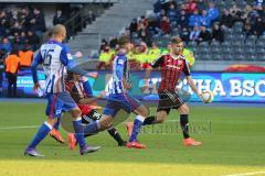 1. Bundesliga - Fußball - Hertha BSC  Berlin - FC Ingolstadt 04 - gefährlich vor dem Tor rechts Lukas Hinterseer (16, FCI) mitte Almog Cohen (36, FCI)