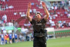 1. Bundesliga - Fußball - FC Augsburg - FC Ingolstadt 04 - Jubel Sieg mit den Fans, Cheftrainer Ralph Hasenhüttl (FCI) bedankt sich bei den Fans