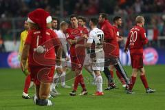 1. Bundesliga - Fußball - FCBayern - FC Ingolstadt 04 - Spiel ist aus Robert Lewandowski (9 Bayern) und Maurice Multhaup (31, FCI)