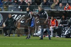 1. Bundesliga - Fußball - Eintracht Frankfurt - FC Ingolstadt 04 - Sportdirektor Thomas Linke (FCI)  schimpft ins Feld