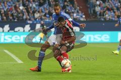 1. BL - Saison 2015/2016 - Schalke 04 - FC Ingolstadt 04 -  Elias Kachunga (#25 FC Ingolstadt 04) - Fabian Giefer (34, Schalke) - Foto: Jürgen Meyer