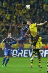 1. Bundesliga - Fußball - Borussia Dortmund - FC Ingolstadt 04 - in der Luft Darío Lezcano (37, FCI) und Matthias Ginter (BVB 28)