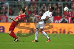 1. Bundesliga - Fußball - FCBayern - FC Ingolstadt 04 - Formation mit dem Ball, Robert Lewandowski (9 Bayern) und Roger de Oliveira Bernardo (8, FCI)