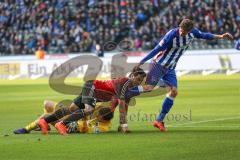 1. Bundesliga - Fußball - Hertha BSC  Berlin - FC Ingolstadt 04 - Kampf um den Ball unten Torwart Rune Jarstein (Hertha 22) Darío Lezcano (37, FCI) Niklas Stark (Hertha 5) rechts