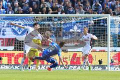 1. Bundesliga - Fußball - SV Darmstadt 98 - FC Ingolstadt 04 - Sandro Wagner (14 Darmstadt 98) hält Benjamin Hübner (5, FCI)