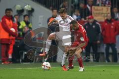 1. Bundesliga - Fußball - FCBayern - FC Ingolstadt 04 - Robert Bauer (23, FCI) und rechts Rafinha (13 Bayern)