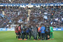 1. Bundesliga - Fußball - Hertha BSC  Berlin - FC Ingolstadt 04 - Niederlage Spiel ist aus Pfiff, Schanzer Team Besprechung auf dem Feld vor den Berlin Fans