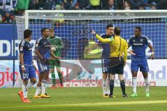 1. Bundesliga - Fußball - Hamburger SV - FC Ingolstadt 04 - Streit Benjamin Hübner (5, FCI) mit Schiedsrichter Marco Fritz